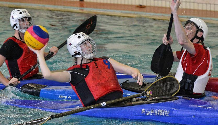 Ball in der Hand, Paddel vor dem Bauch - das ist Kanupolo