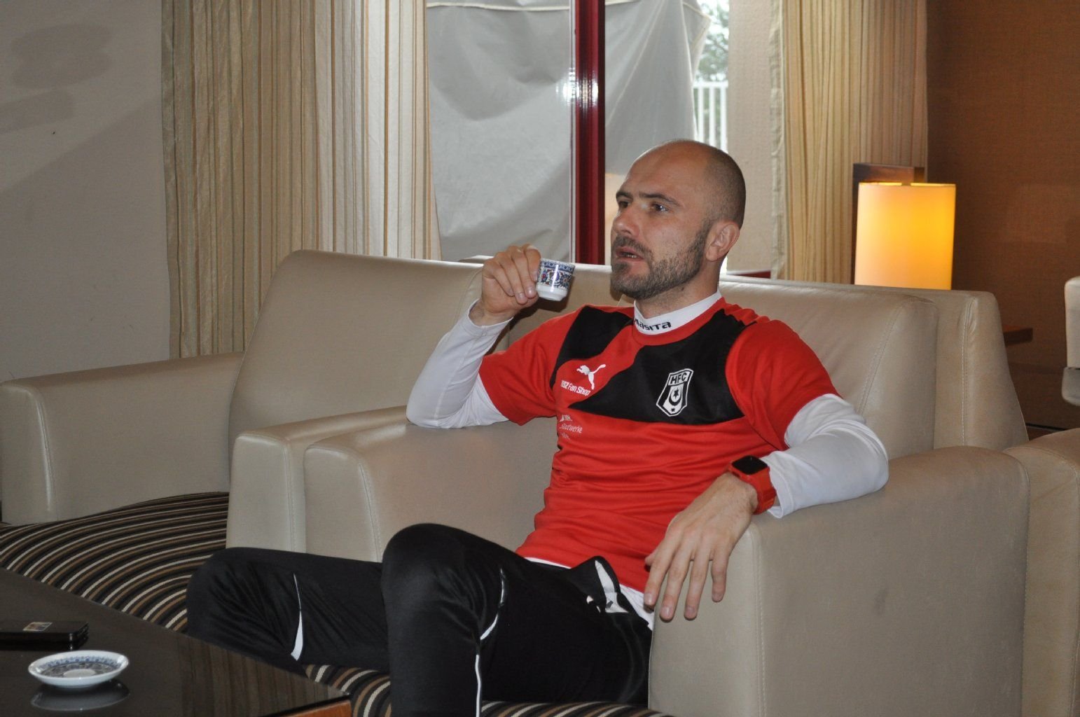 Ivica Banovic plaudert bei einem Kaffee aus dem Nähkästchen.