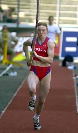 Hallen-Weltrekordlerin Swetlana Feofanowa ausRussland hat beim Grand-Prix-Meeting der Leichtathleten in Stockholmmit dem neuen Stabhochsprung-Europarekord von 4,78 m für dasGlanzlicht gesorgt.