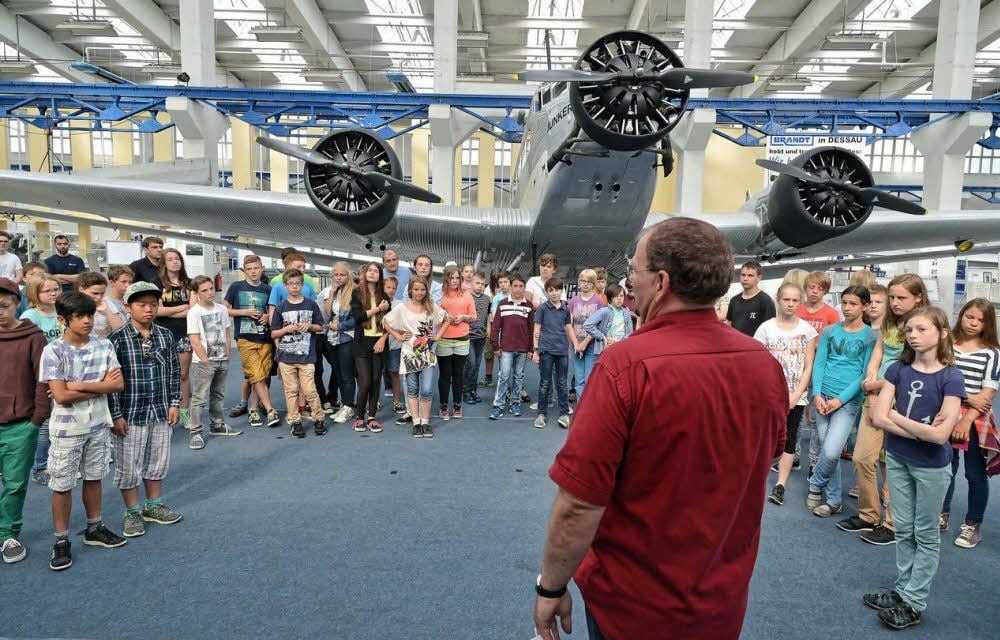 Klaus Leher, stellvertretender Leiter im Technikmuseum „Hugo Junkers“, empfing die jungen Gäste.