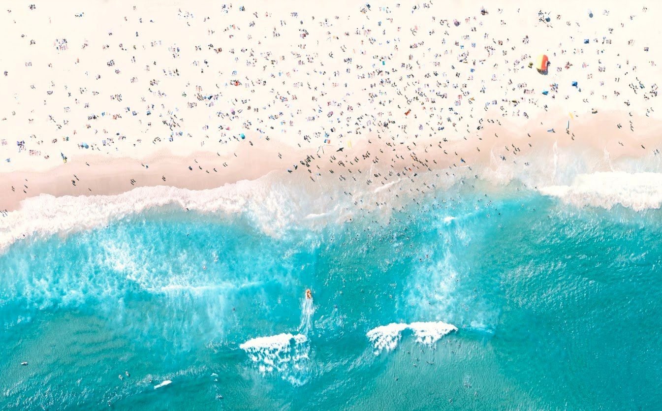 Zwischen Erde und Wasser: Wir sind nur Spielbälle der Elemente, das suggeriert die Aufnahme des Bondi Beach in Sydney, Australien.
