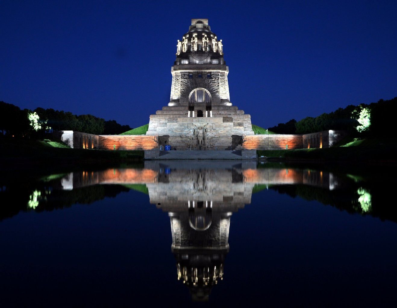 Das Völkerschlachtdenkmal erstrahlt seit zehn Jahren Sanierungsarbeiten erstmals ohne Baugerüste.