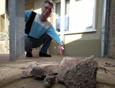 Roni Wittig mit den Steinen, die auf seine Terrasse gefallen sind.