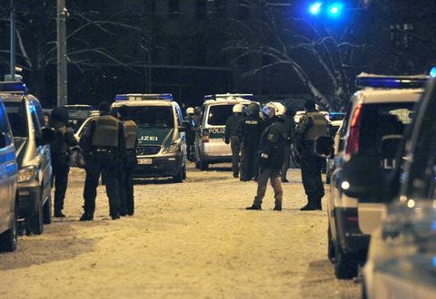 Zahlreiche Polizeibeamte und Einsatzkräfte sichern das Connewitzer Kreuz in Leipzig (FOTO: DPA/ARCHIV)