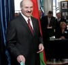 Vorfreude auf den Wahlsieg: Staatspräsident Alexander Lukaschenko bei der Stimmabgabe am Sonntag (19. März) in Minsk. Laut einer offiziellen Wählerumfrage kann er mit 85 Prozent der Stimmen rechnen. (Foto: dpa)