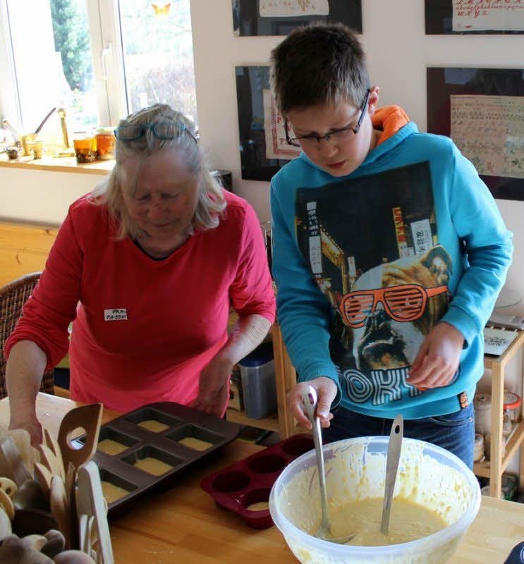 Dominik und Corinna Passoth backen Muffins.