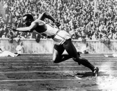Der US-amerikanische Leichtathlet Jesse Owens (eigentlich James Cleveland) beim Start zum 200-m-Lauf während der Olympischen Spiele 1936 in Berlin (Archivfoto). Er gewann die Goldmedaille in den Disziplinen 100 m, 200 m, 4x100 m und Weitsprung. Mit seinen Siegen wurde er, zum Unmut der Nationalsozialisten, zum sportlichen Symbol der Spiele. (Foto: dpa)