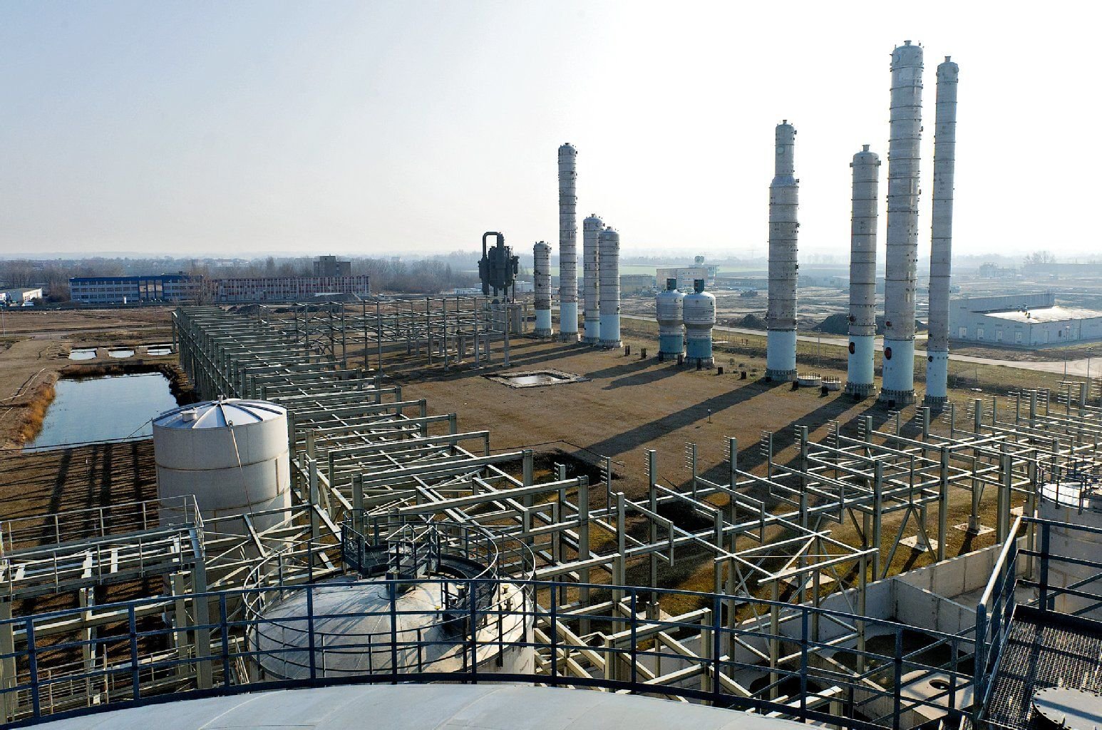 Die irische Firma Quinn Chemicals hatte bereits über 190 Millionen Euro in Leuna investiert. Aufgrund der Finanzkrise konnte sie die Bauarbeiten am Standort nicht beenden.