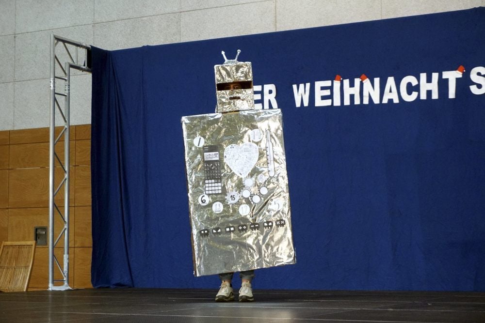 Michelle Pienkos bewirbt sich als Roboter R2D2 für die Stelle des Weihnachtsmanns.