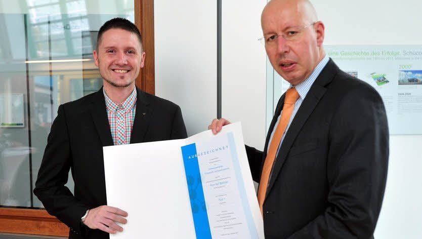 Ralf Böttcher erhält die Auszeichnung aus den Händen Ralf Olsens.