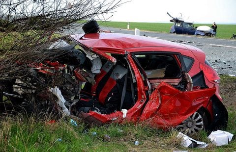 Zwei schwer beschädigte Pkw stehen in Erfurt - Waltersleben nach einem Unfall mit einer Toten neben der Strasse. Bei dem Verkehrsunfall ist am Samstag eine 36-jährige Frau ums Leben gekommen, ein Mann wurde schwer verletzt. (FOTO: DAPD)