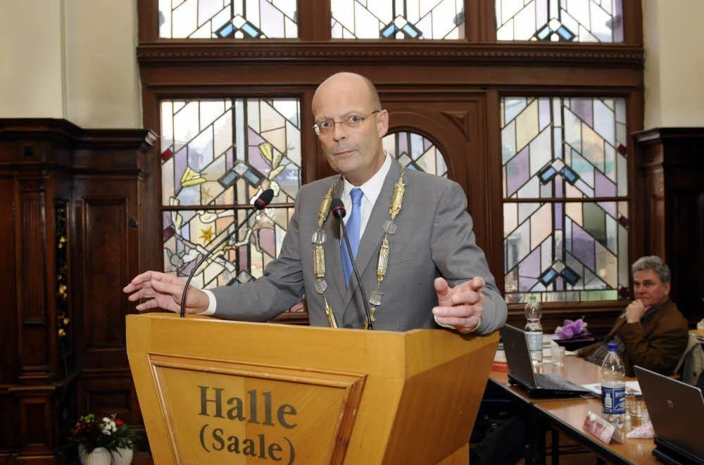 Bernd Wiegand (parteilos) trug bei seiner Vereidigung am 12. Dezember 2012 erstmals die Amtskette der Stadt.
