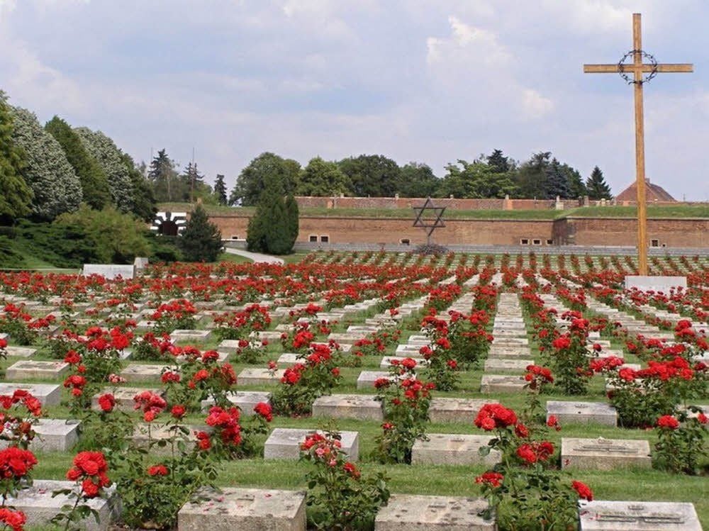 Geschmücktes Gräberfeld der Toten von Theresienstadt