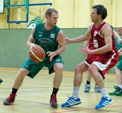 Rhino Philipp Jalass (li.) gegen Jan Lohse im Playoff-Hinspiel
