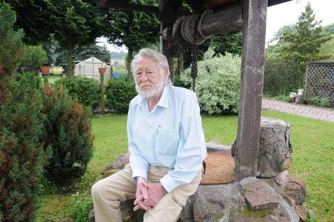 Horst Märker sitzt am Brunnen im Garten seines Grundstücksin Seeben. (FOTO: ANDREAS LÖFFLER)