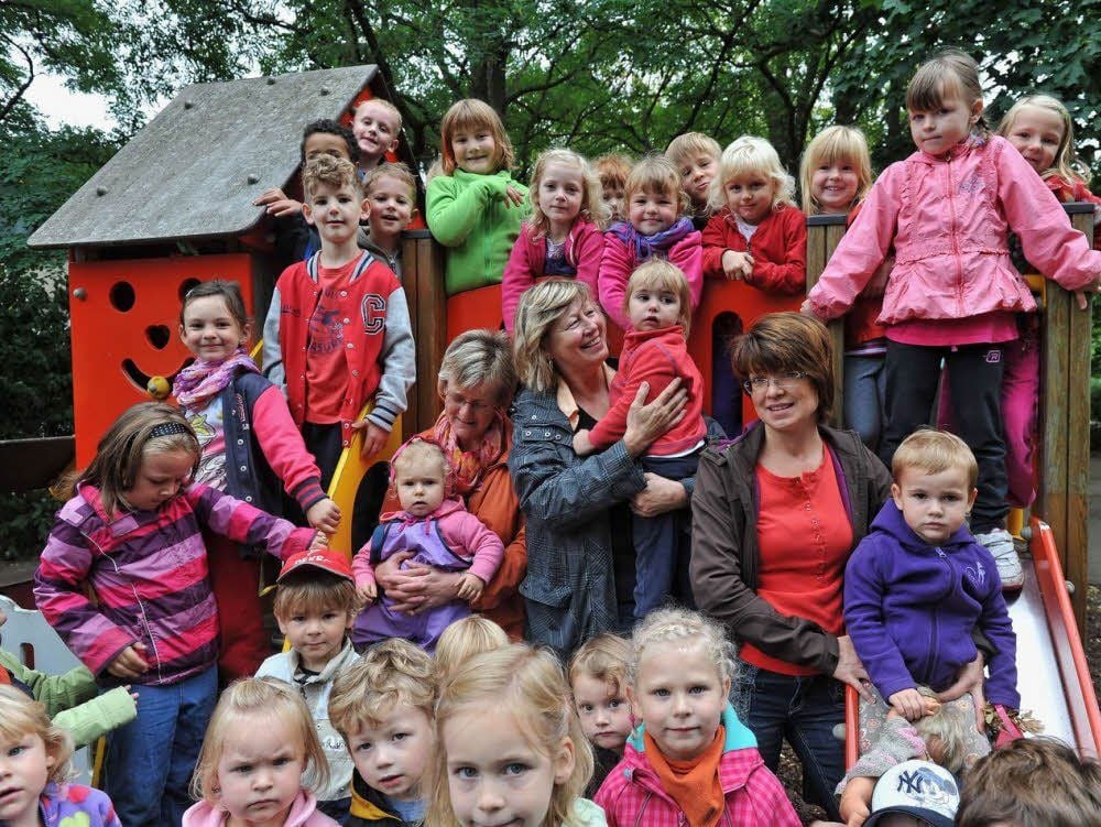 Steffi York und Gabi Luther inmitten vieler „Märchenland“-Kinder