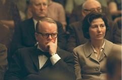 Truman Capote (Philip Seymour Hoffman) und Nelle Harper Lee (Katherine Keener) folgen in dem Film «Capote» der Anhörung vor Gericht (undatierte Filmszene). Capote ist bereits als Paradiesvogel und geouteter Schwuler berühmt, als er für eine Zeitung über einen Mordfall berichtet. (Foto: dpa)
