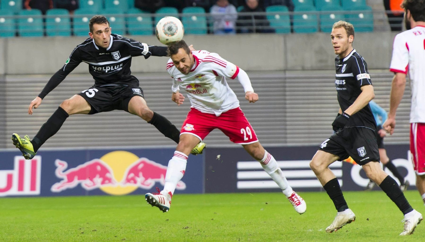 HFC-Spieler Tiny Schmidt (li.) und Timo Furuholm (re.) im Spiel gegen RB Leipzig.