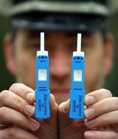 Ein Polizeibeamter zeigt zwei Varianten des Drogen-Schnelltesters „Drugwipe“. Mit Hilfe dieser Teststifte kann man auf der Haut Spuren von Kokain, Cannabis, Heroin oder Amphetamin nachweisen. Sie werden auch bei Verkehrskontrollen eingesetzt.