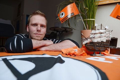 Torge Schmidt, Spitzenkandidat der Piratenpartei in Schleswig-Holstein, lächelt in einem Büro der Partei in Kiel in die Kamera. (FOTO: DPA)