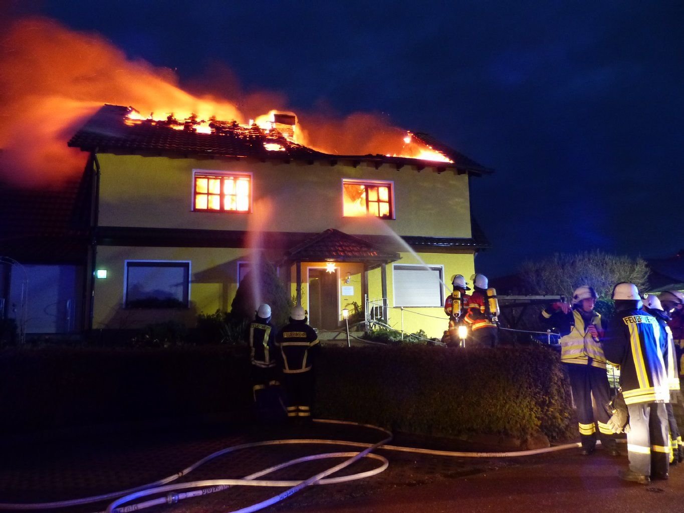 Bei Ankunft der Wehren stand das Obergeschoss vollständig in Flammen.