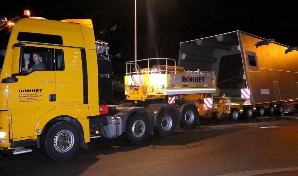 Bisher werden Schwerlasttransporte wie hier von Elster nach Coswig zur Autobahn von der Polizei begleitet und abgesichert.