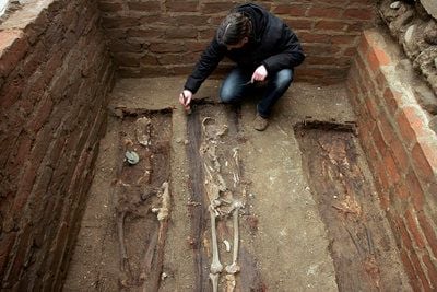 Grabungsleiter Holger Rode demonstriert in Wittenberg Grabungsarbeiten an einem Kurfürstengrab aus dem 14. Jahrhundert. Wissenschaftler entdeckten das Grab eines mittelalterlichen Herzogs und Kurfürsten. Es handelt sich dabei mit sehr großer Wahrscheinlichkeit um die letzte Ruhestätte des Herzogs von Sachsen-Wittenberg, Rudolf II. (l.), der um 1307 geboren wurde und 1370 in Wittenberg starb. (FOTO: DDP)