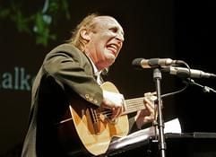 Der Komiker Otto Waalkes singt am Samstag (05.03.2005) im Deutschen Theater in Göttingen während der Verleihung des Satrirepreises "Göttinger Elch". Otto wurde für seine "Ausnahmestellung in der Humor-Kultur" mit dem Satirepreis ausgezeichnet. Der Preis ist mit 3333 Euro Preisgeld, der silbernen Brosche und 99 Dosen "Original Göttinger Elchrahmsüppchen" dotiert und wird in regelmäßigen Abständen an Kabarettisten für ein "Gesamtwerk satirischer Provenienz" verliehen. (Foto: dpa)