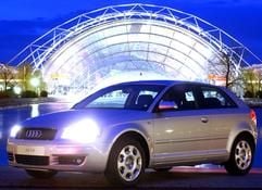 Ein Audi A3 steht am Donnerstag (03.04.2003) vor der erleuchteten Halle der Leipziger Messe während eines Fototermines. Das Fahrzeug hat auf der Leipziger Automesse AMI seine Deutschland-Premiere. 400 Aussteller aus 20 Ländern zeigen hier ihre Fahrzeuge. (Foto: dpa)