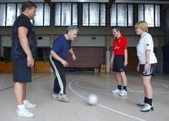 Die blinden Fußballer Stefan Schleicher (v.l.), Thorsten Wolfsdorf, Michael Löffler und Katja Löffler trainieren in Hamburg in einer Turnhalle Fußball. Mit Zurufen, einem exzellenten Raumgefühl und guter Orientierung schaffen es die Spieler den klingelnden Ball ins gegnerische Tor zu bringen. (Foto: dpa)