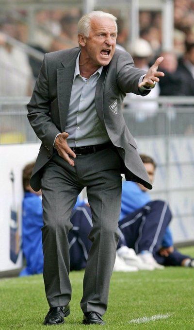 Der italienische Fußballtrainer Giovanni Trapattoni gibt Anweisung an seine Spieler vom VfB Stuttgart (Archivfoto vom 21.08.2005). 70 Jahre und er hat noch lange nicht fertig. «Evviva» Giovanni Trapattoni! Italiens Trainerlegende präsentiert sich zu seinem 70. Geburtstag an diesem Dienstag nicht als altehrwürdiges Fußball-Denkmal. (FOTO: DPA)