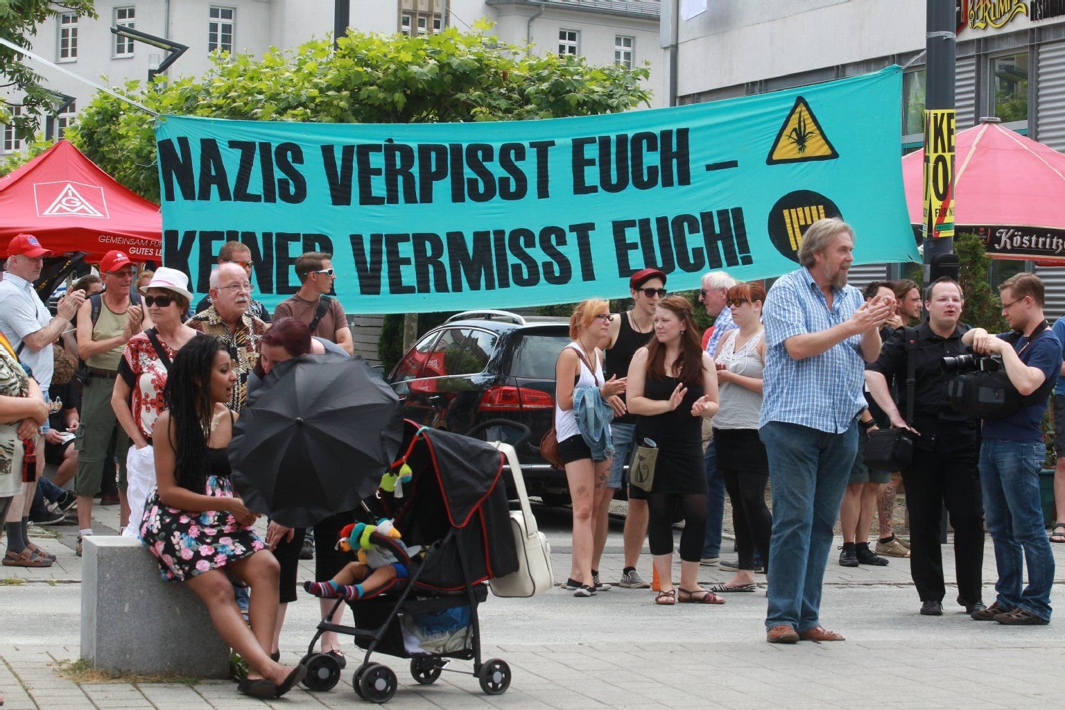 Mitglieder eines linken Aktionsbündnises demonstrieren am 05.07.2014 in Gera (Thüringen) gegen eine Musikveranstaltung der NPD. Bereits zum 12. Mal findet in der Ostthüringer Stadt das Rechtsrockkonzert "Rock für Deutschland" statt.