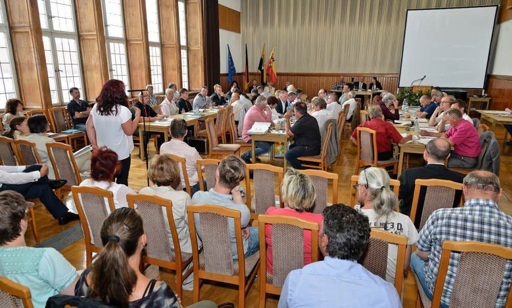 Volle Reihen bei der letzten Sitzung vor der Sommerpause: bei den Stadträten wie bei den Besuchern.