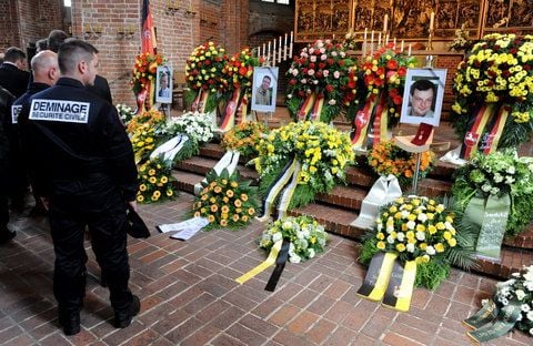 Freunde, Kollegen und Angehörige nehmen in der Marktkirche in Hannover auf der zentralen Trauerfeier Abschied von drei bei einem Einsatz in Göttingen getötete Sprengmeister des Kampfmittelräumdienstes vor deren Bildern Abschied. (FOTO: DDP)