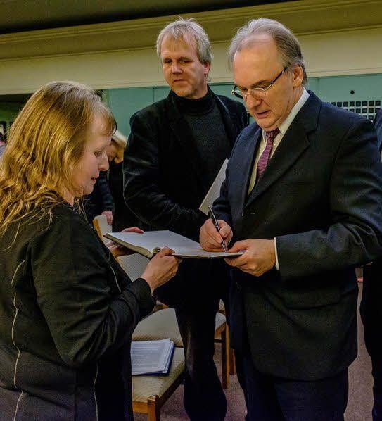 Ministerpräsident Reiner Haseloff trug sich jetzt ins Gästebuch ein.