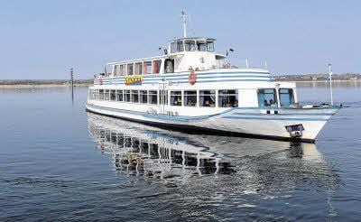Die "Vineta" fährt auf der Goitzsche.