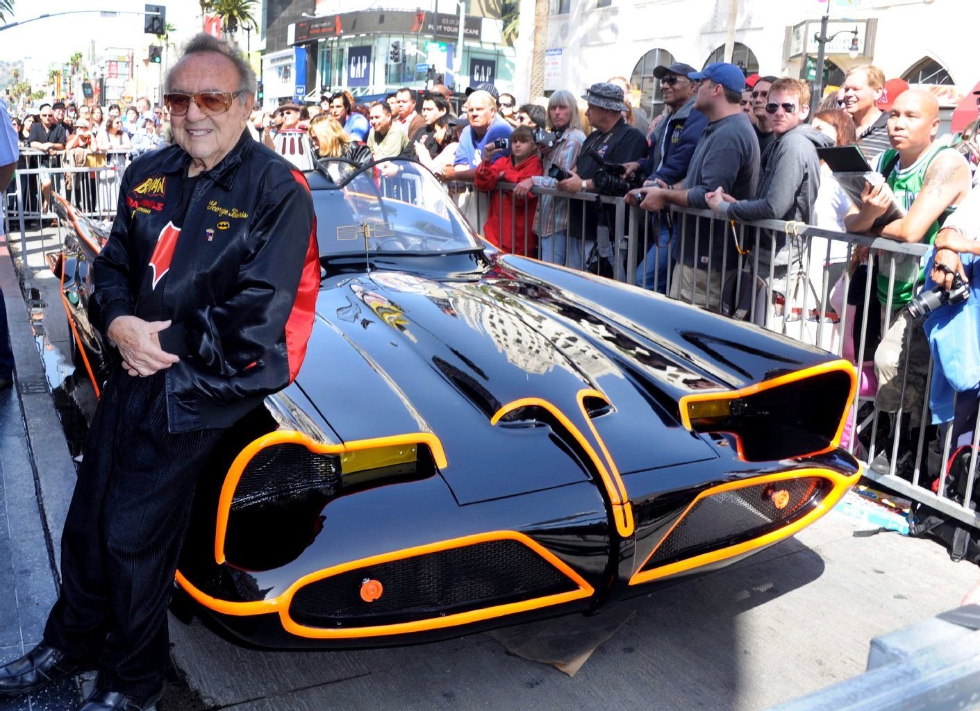 George Barris vor seinem Batmobile. Der Erfinder legendärer Film-Autos ist mit 89 verstorben.