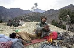Die Bergfestung von Tora Bora (im Hintergrund) ist nach Angaben afghanischer Stammeskämpfer am Sonntag gefallen. Die letzten Stellungen der Terrororganisation El Kaida seien eingenommen worden, sagten Befehlshaber der Stammeskämpfer. Die Suche nach demEl-Kaida-Chef Osama bin Laden dauerte an. US-Verteidigungsminister Donald Rumsfeld traf zu einem Kurzbesuch in Afghanistan ein. Auf dem Luftwaffenstützpunkt Bagram nördlich von Kabul sprach er mit Hamid Karsai, dem designierten Chef der neuen Übergangsregierung. Über denUmfang der Bundeswehr-Beteiligung an der geplanten Afghanistan Schutztruppe zeichneten sich in Deutschland neue Kontroversen ab.