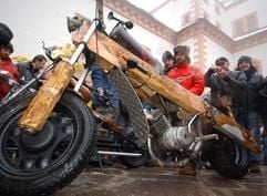 Ein Eigenbau-Motorrad, das im wesentlichen aus Holz besteht und von einem Simson-Motor angetrieben wird, steht am Samstag (10.01.2004) im Innenhof der Augustusburg bei Chemnitz. (Foto: dpa)