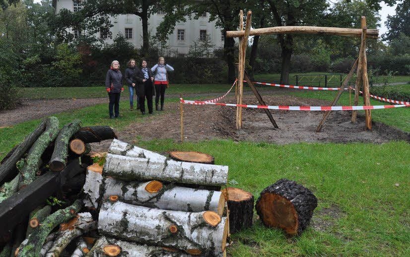 Hier soll die Vogelnestschaukel des Spielplatzes am Kinderheim Wartenburg entstehen. Für den Zaun zum Teich gab es eine Spende aus Elster.