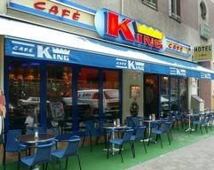 Leere Stühle und Tische stehen am Samstag (29.01.2005) vor dem «Cafe King» in der Rankestraße in Berlin-Charlottenburg. Bei der Razzia der Berliner Polizei im Zusammenhang mit dem Bundesliga-Wettskandal sind hier Auszahlungsscheine für Sportwetten in Millionenhöhe gefunden worden. (Foto: dpa)