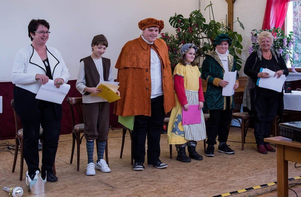 Die Sekundarschule Mücheln trägt den Namen „Adolf Holst“. Die Theater-AG beschäftigt sich mit dessen Kinder-Versen. Hier treten die Schüler mit Schulleiterin Karin Rabenstein (l.) und der AG-Leiterin Sylvia Cecaric auf.