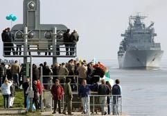 Zahlreiche Angehörige erwarten am Freitag (22.04.2005) das Einlaufen des Einsatzgruppenversorgers «Berlin» in die Schleusenanlage des Marinestützpunktes Wilhelmshaven. (Foto: dpa)