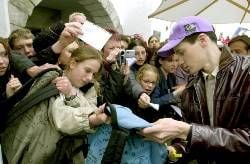 Der Skisprung-Star Martin Schmitt verteilt am Samstag (20.04.2002) im Europa-Park im badischen Rust Autogramme an die zumeist weiblichen Fans. Der Europa-Park empfängt am Samstag die Teilnehmer der Winterolympiade von Salt Lake City bei einer Olympia Welcome Party.
