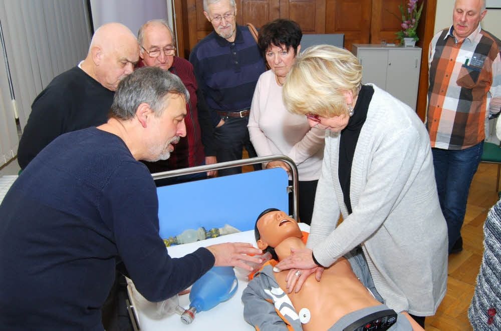 Chefarzt Tino Zirk erklärt die Herzdruckmassage.