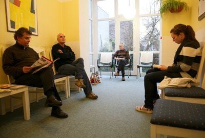 Patienten sitzen im Wartezimmer einer Arztpraxis. (FOTO: DPA)