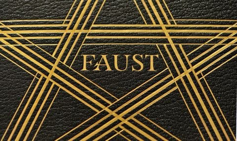 In der Herzogin Anna Amalia Bibliothek in Weimar ist der Band eines Faust-Druckes mit einem Einband des Weimarer Buchbindermeisters Otto Dorfner (1885?1955) in einer Detailansicht zu sehen. (FOTO: DPA)