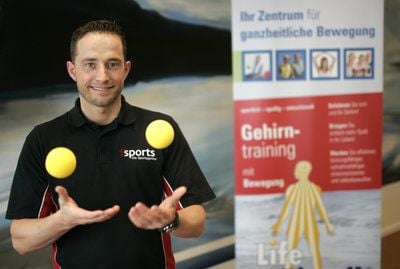 Der Life Kinetik-Trainer Marco Keller jongliert in Magdeburg mit Bällen. Der 30-Jährige verspricht mit seiner Methode, die Leistungsfähigkeit des Gehirns um bis zu 100 Prozent zu steigern. (Foto: Jens Wolf/ZB)