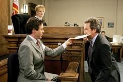 Tim Allen (r) beißt in ein Blatt, das ihm Robert Downey hinhält (Filmszene aus «Shaggy Dog - Hör mal, wer da bellt»). (Foto: dpa)