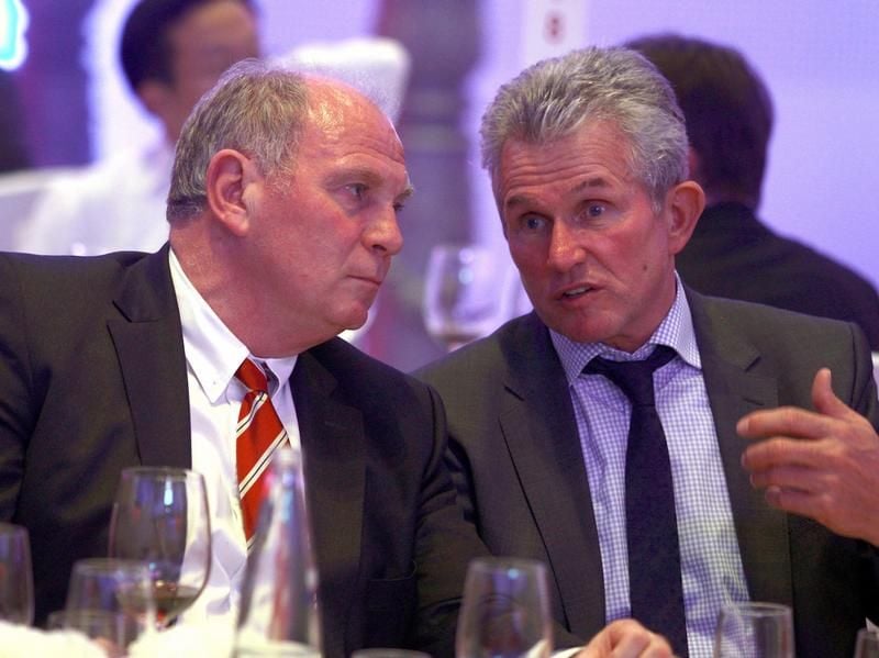 Bayern-Präsident Uli Hoeneß (l.) unterhält sich mit Trainer Jupp Heynckes.